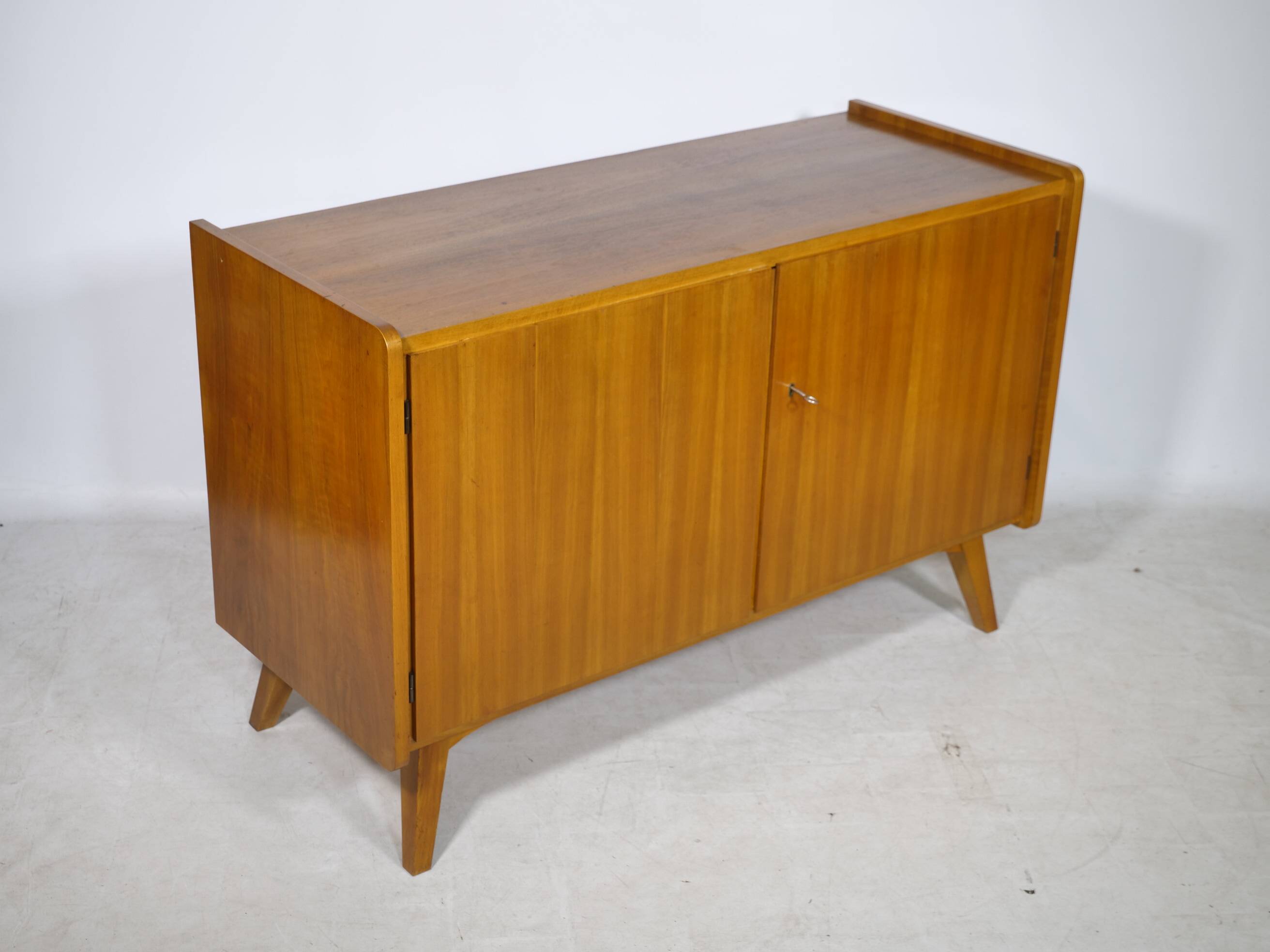 Buffet en noyer des années 1960, style milieu de siècle
