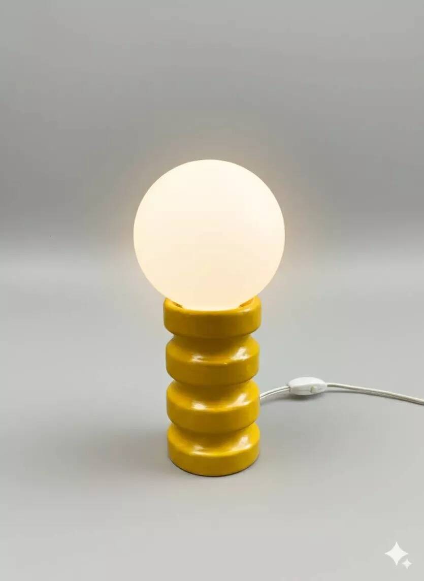 Lampe vintage jaune en céramique émaillée avec globe opalin – années 70