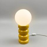 Lampe vintage jaune en céramique émaillée avec globe opalin – années 70