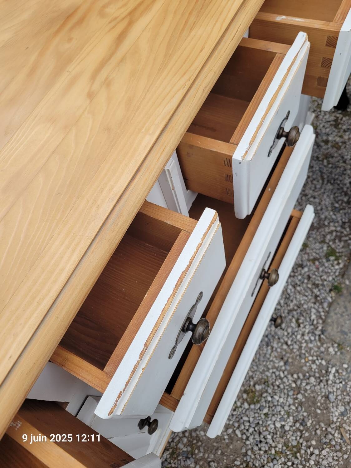Buffet en bois patiné blanc
