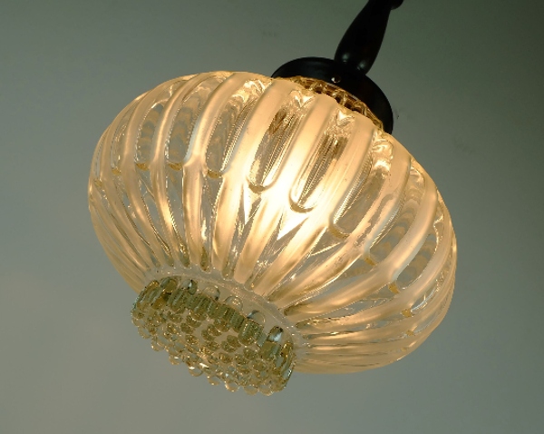 Suspension en verre bulle en verre satiné des années 1960.
