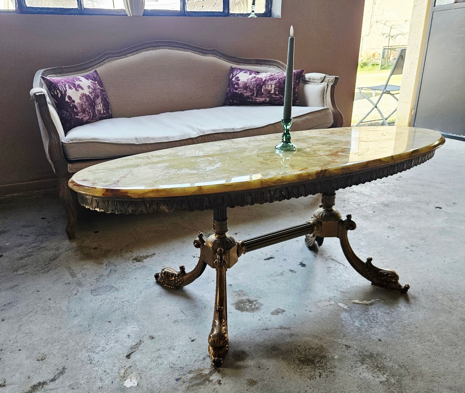 Oval coffee table in onyx and bronze – natural stone top – st