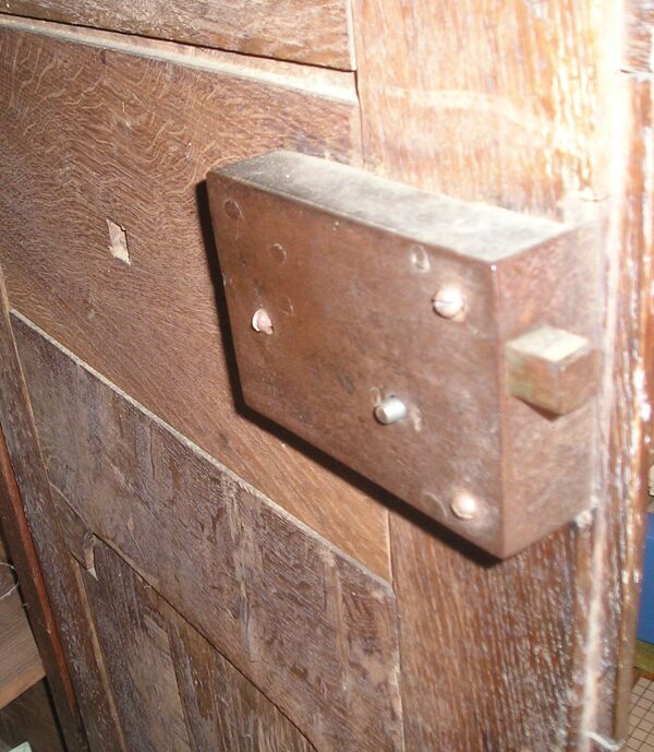 Armoire ancienne de manoir ou chateau XIXè en chêne