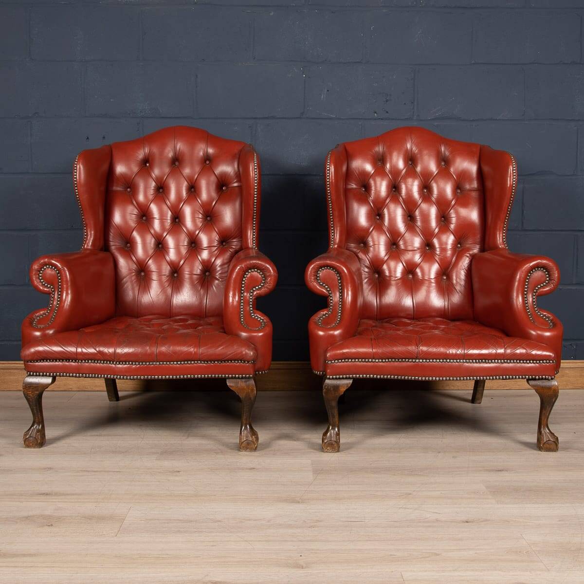 Stylish 20thc pair of english leather wing back armchairs c.1970