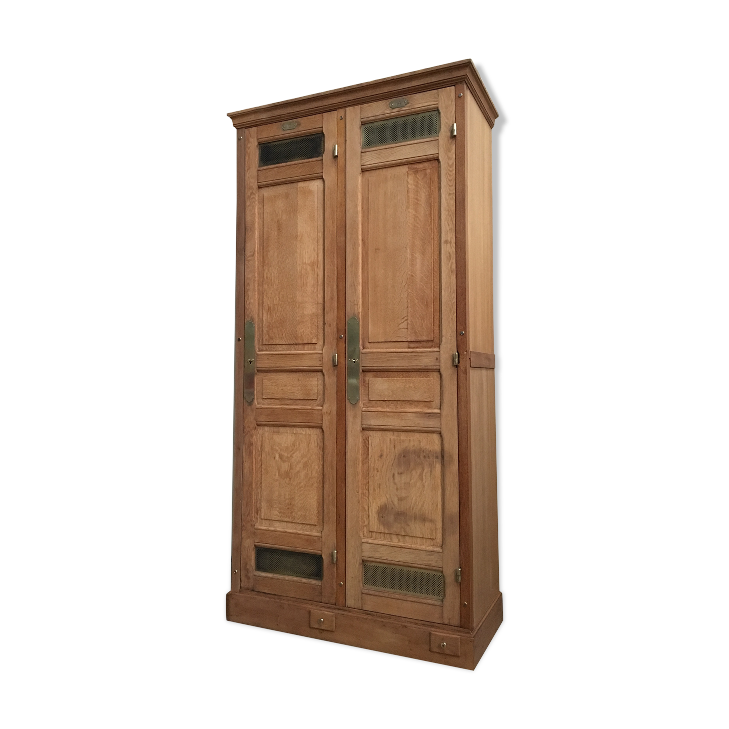 bank of France's cloakroom in oak year 40