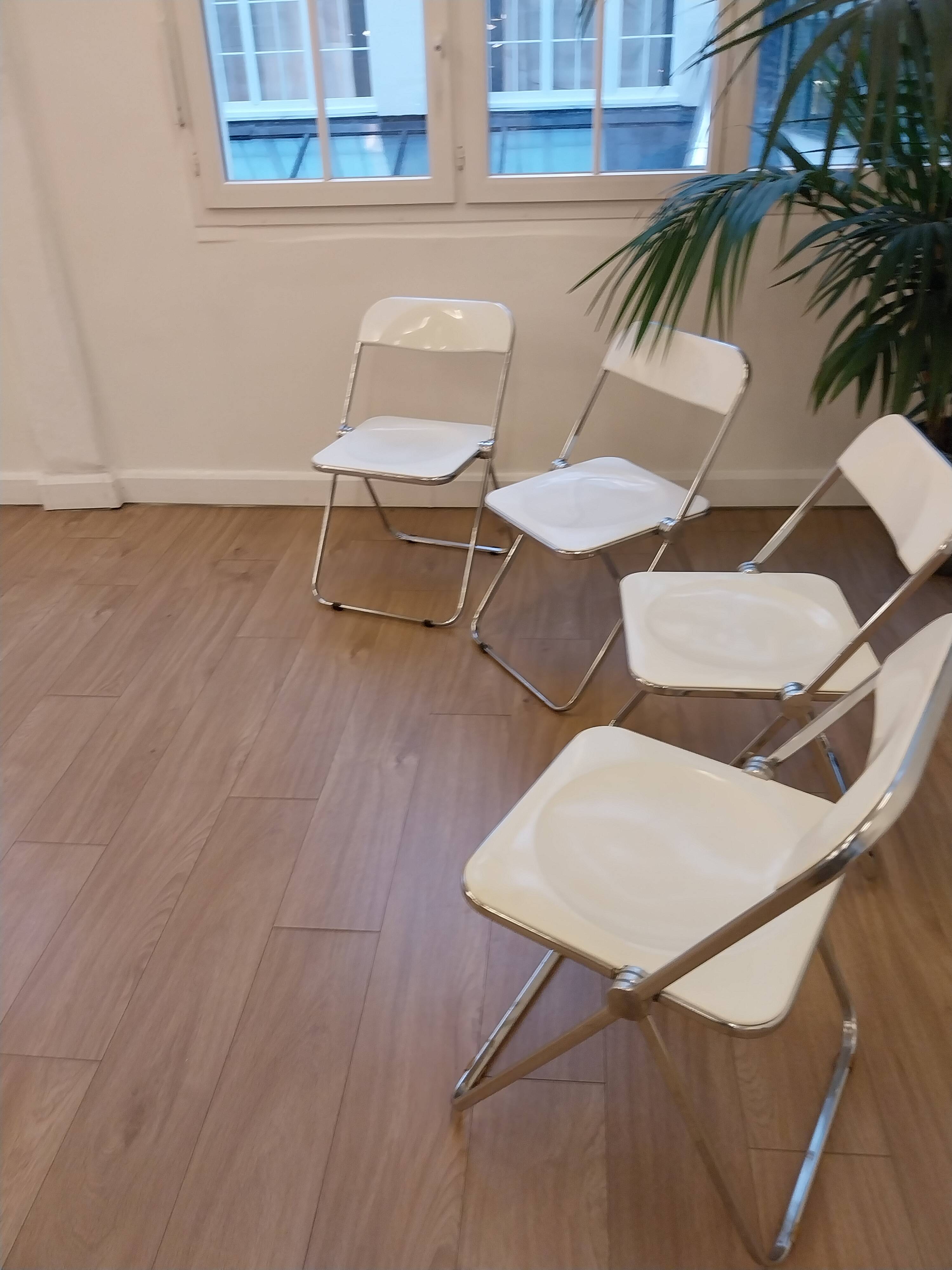 Italian vintage lot design – Four white Plia chairs – Anonima Castelli