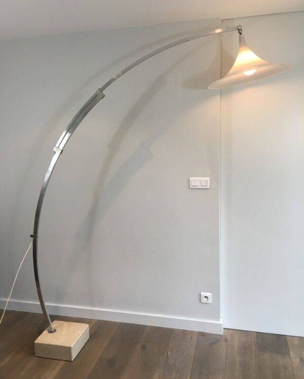 Rare lampadaire de parquet de style Arco en aluminium brossé, réflecteur conique en plastique blanc et socle de marbre carré