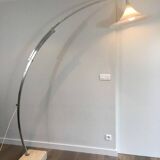 Rare lampadaire de parquet de style Arco en aluminium brossé, réflecteur conique en plastique blanc et socle de marbre carré