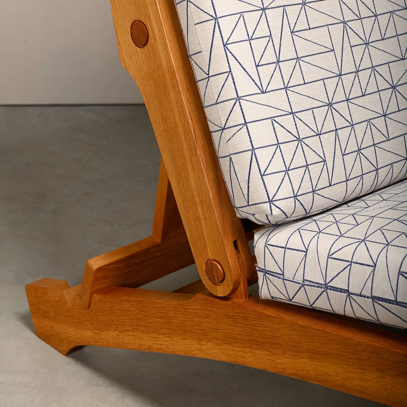Hans J. Wegner AP71 Lounge Chair, Oak and Graphic fabric for AP Stolen, Den