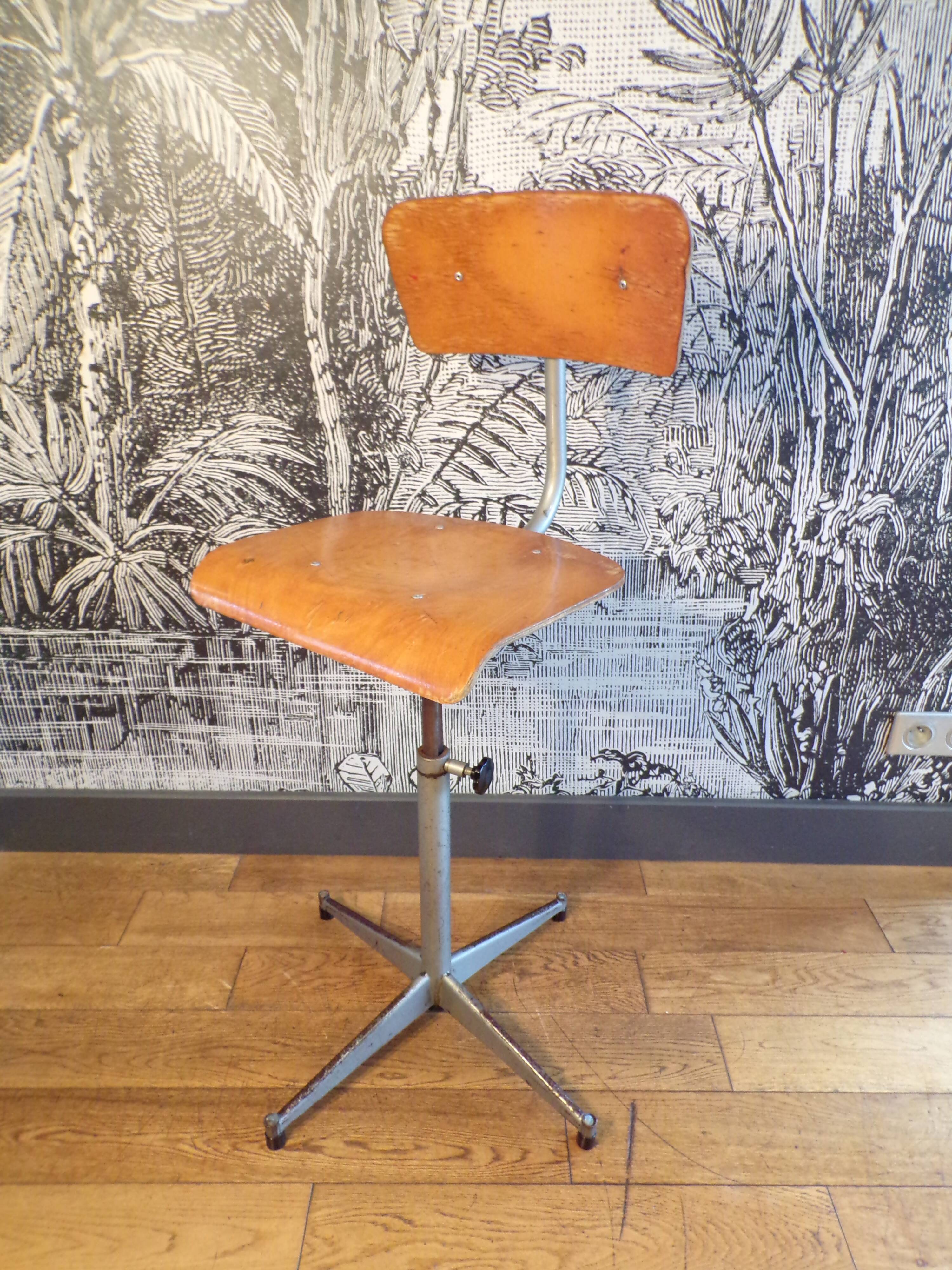 Chaise d'atelier pivotante