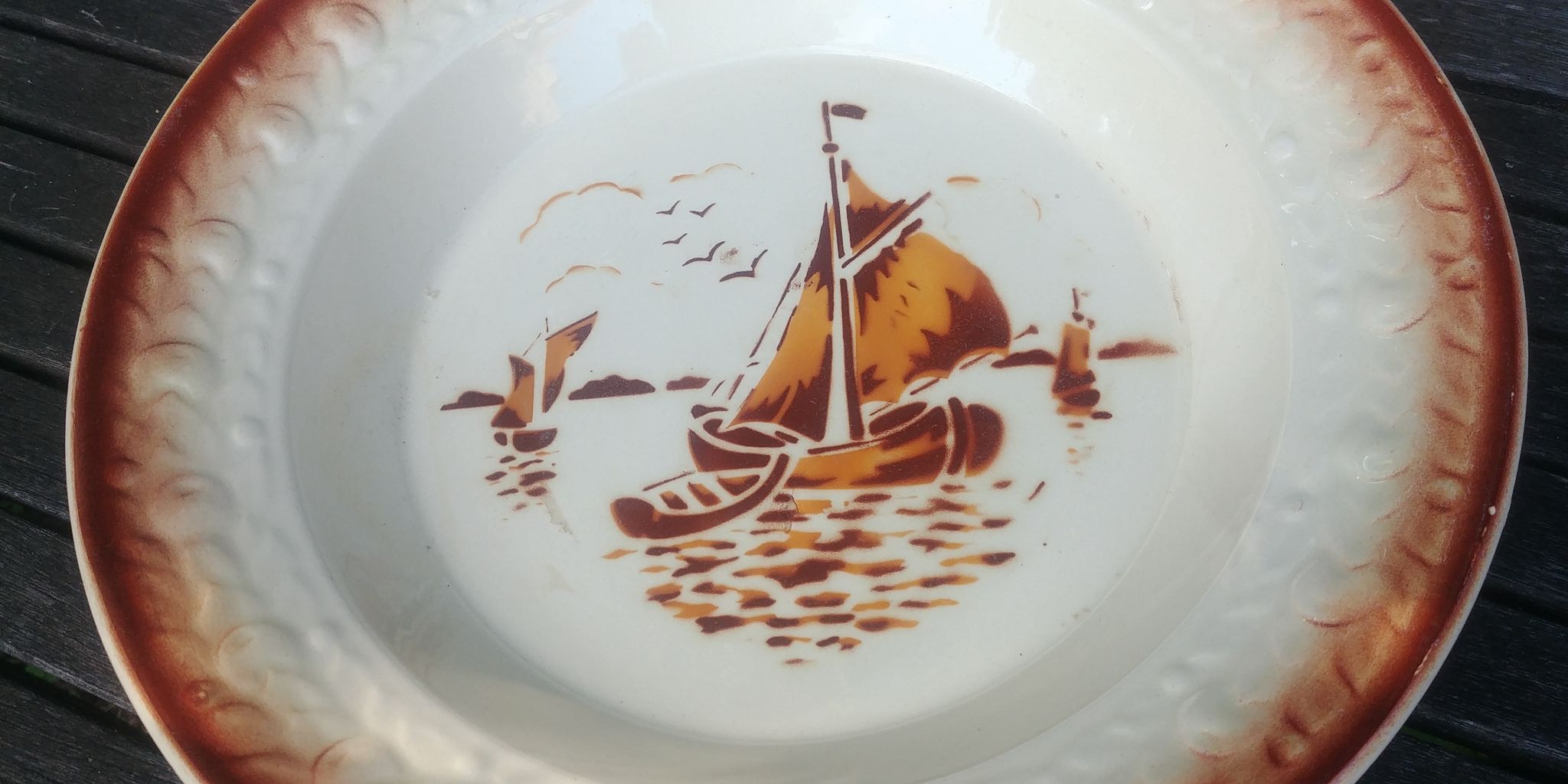 Hollow serving dish of the faiencerie Saint Amand ML model Godefroy