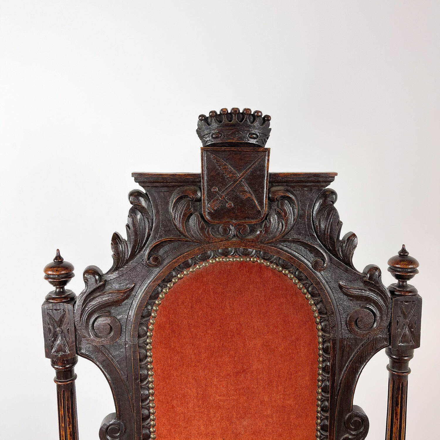 Fauteuil en chêne sculpté du XIXe siècle