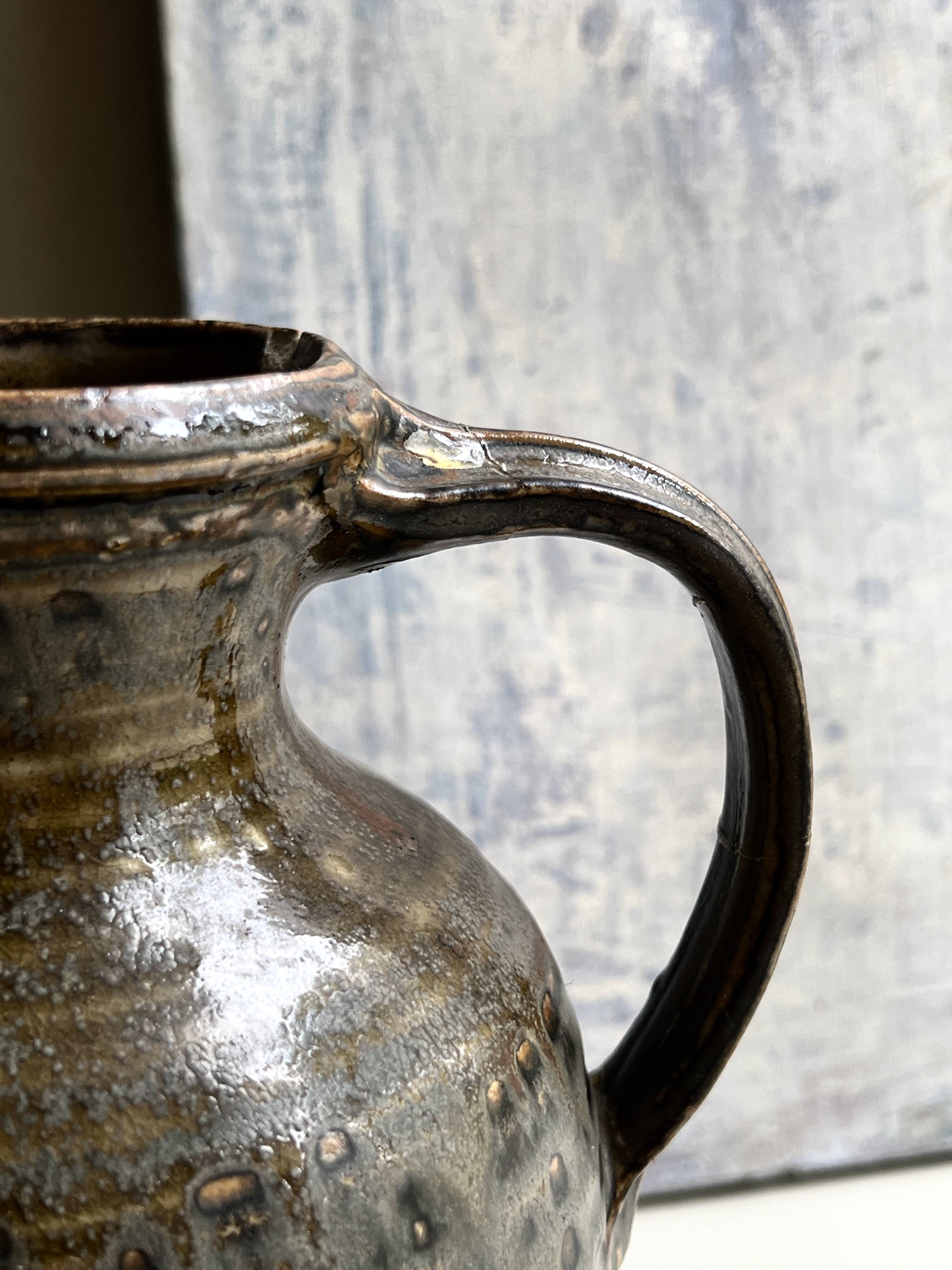 Large brutalist workshop carafe in glazed stoneware, signed, circa 1970.