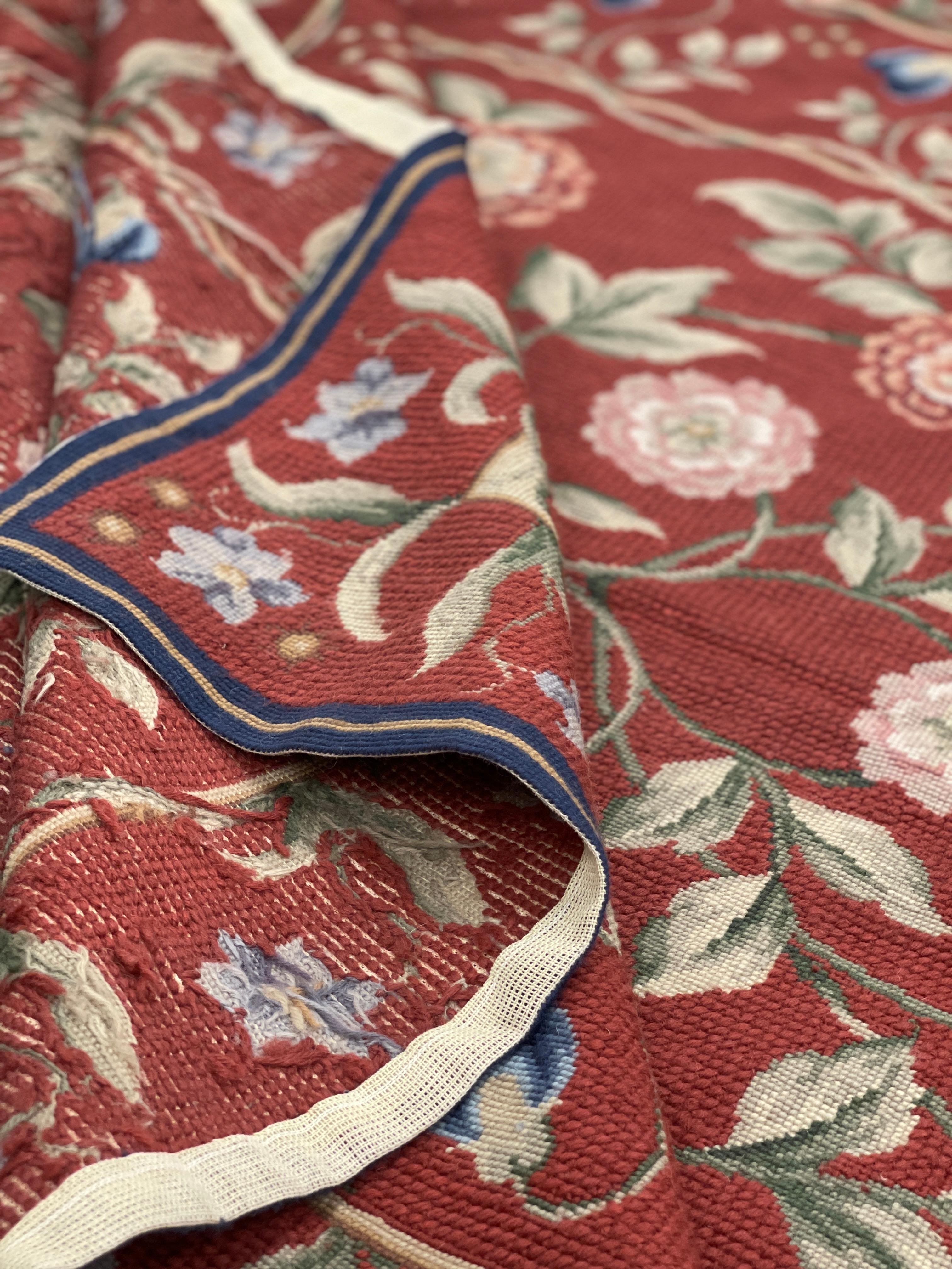 Tapis traditionnel bordeaux style Aubusson floral en laine tissé à la main en point de croix