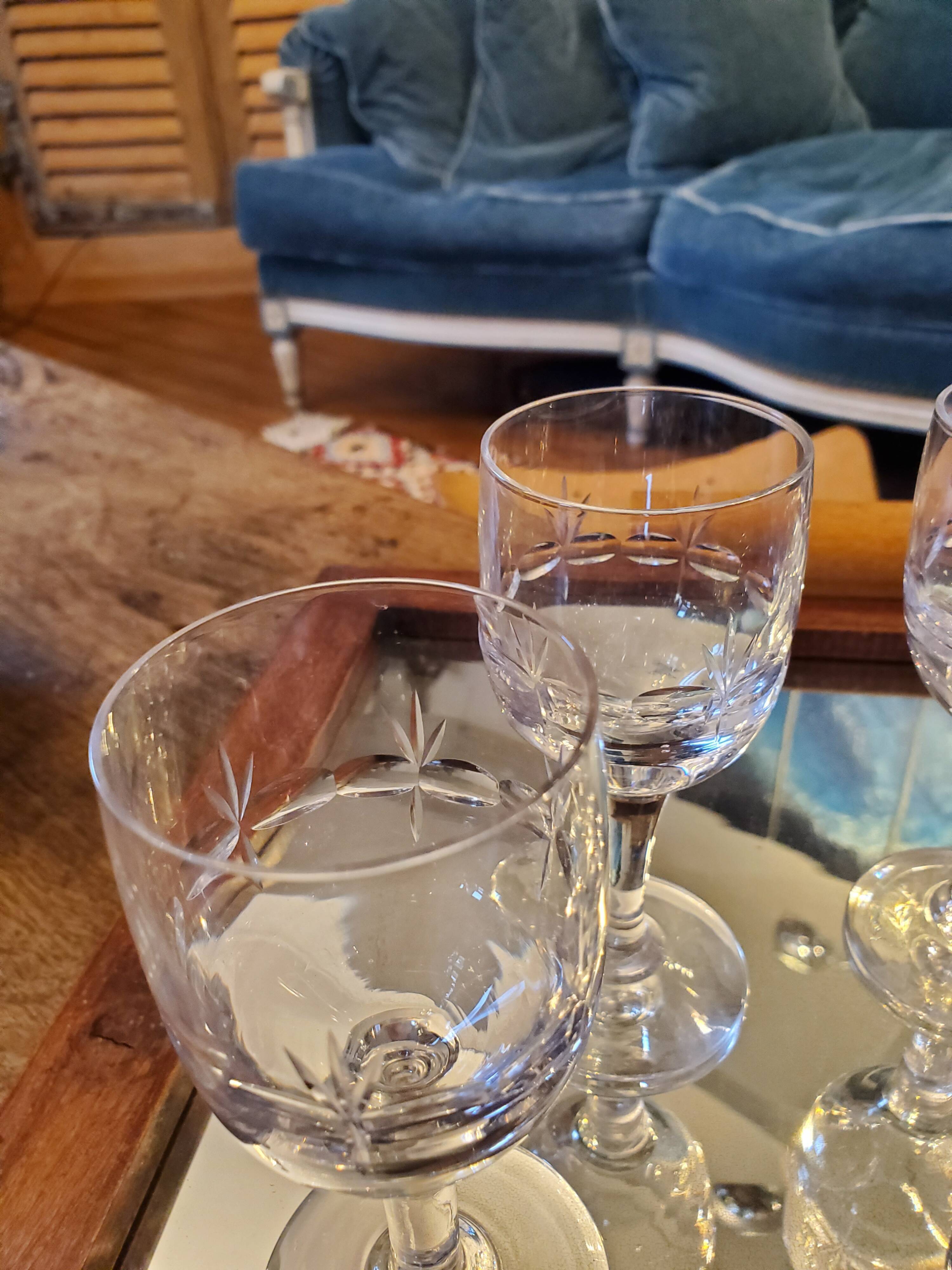 5 wine glasses in chiseled glass