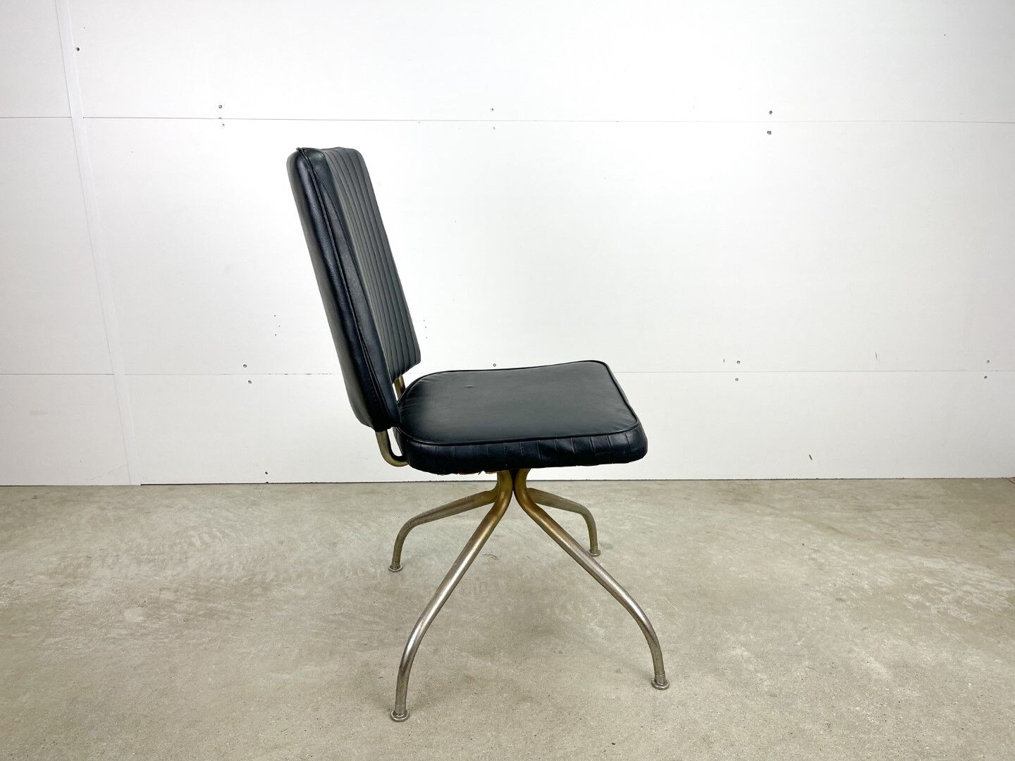 Retro office chair | swivel vintage black chair