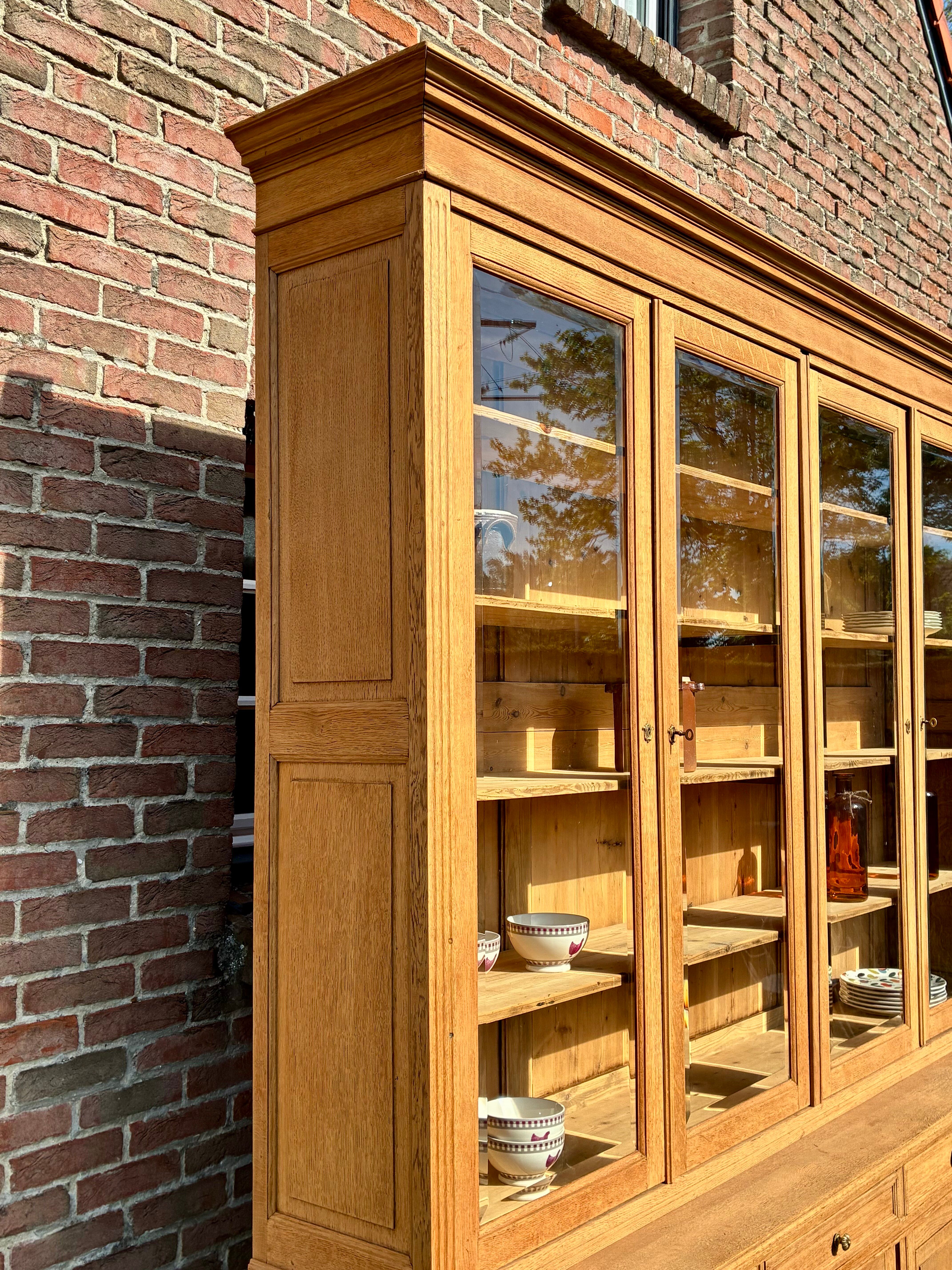 Vitrine en chêne massif