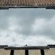 Vintage rectangular wall mirror in tubular metal and brass, 1970s/1980s.