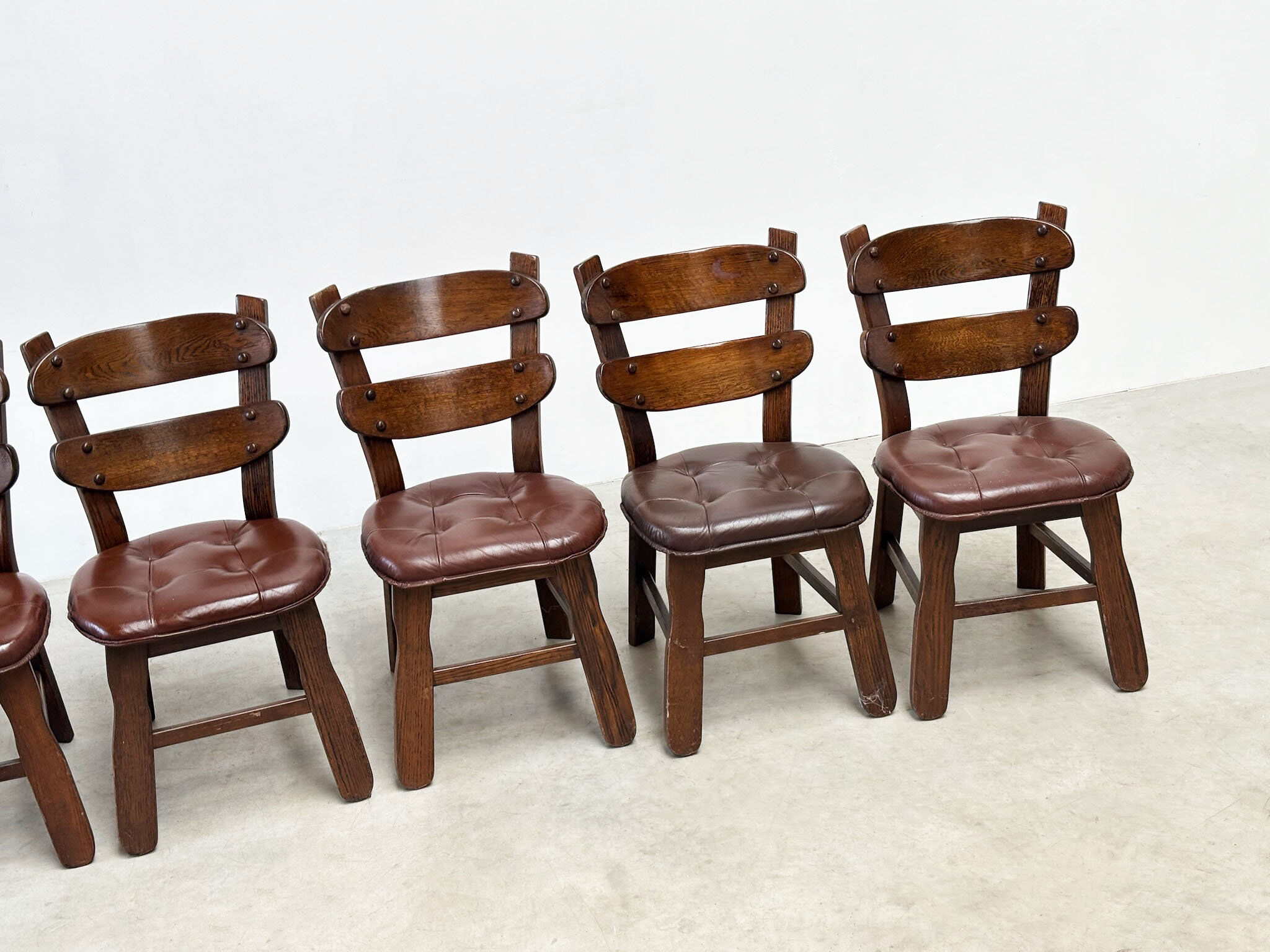 Ensemble de six chaises de salle à manger brutalistes françaises