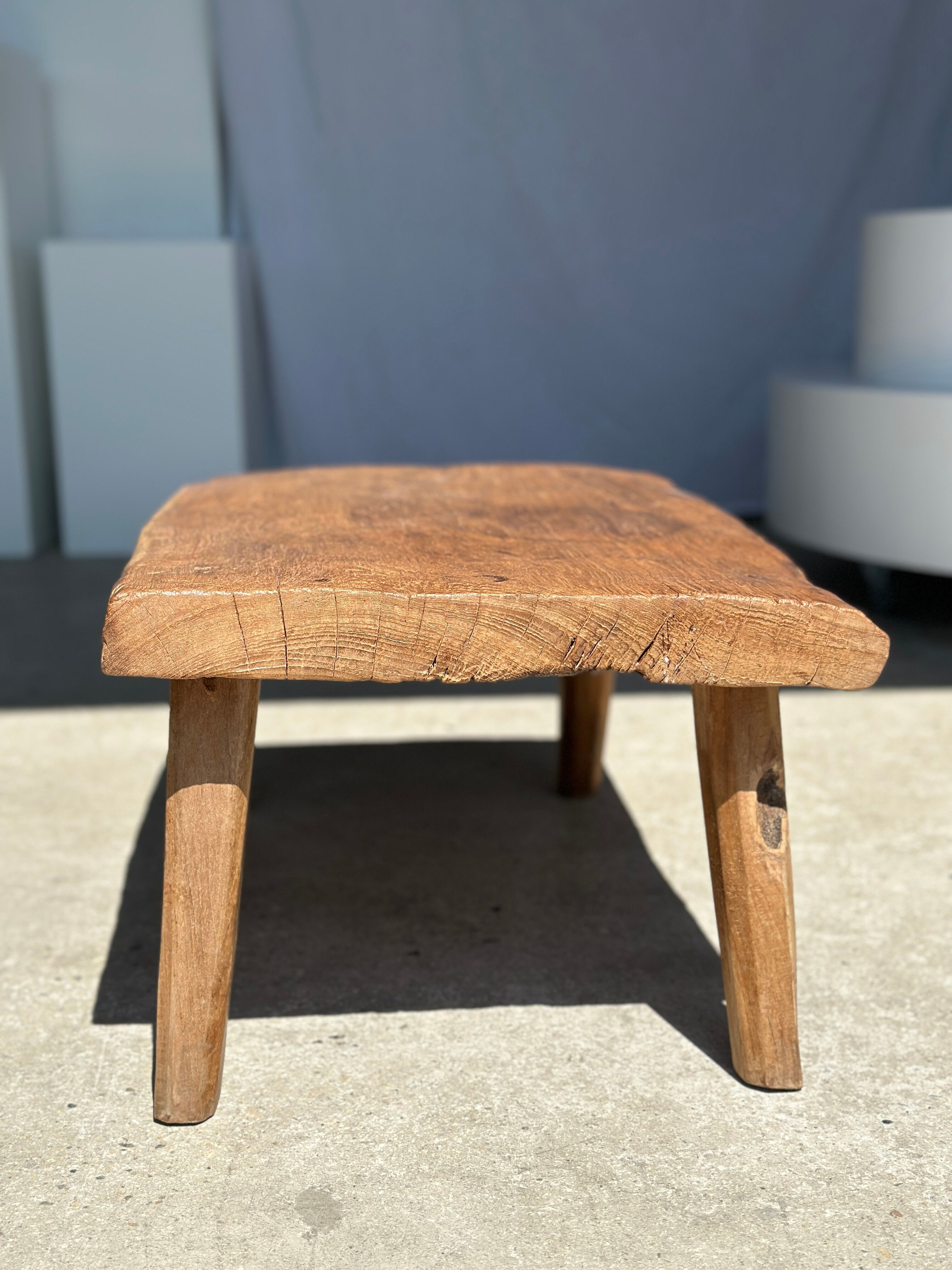 Coffee table in blond teak quadripod