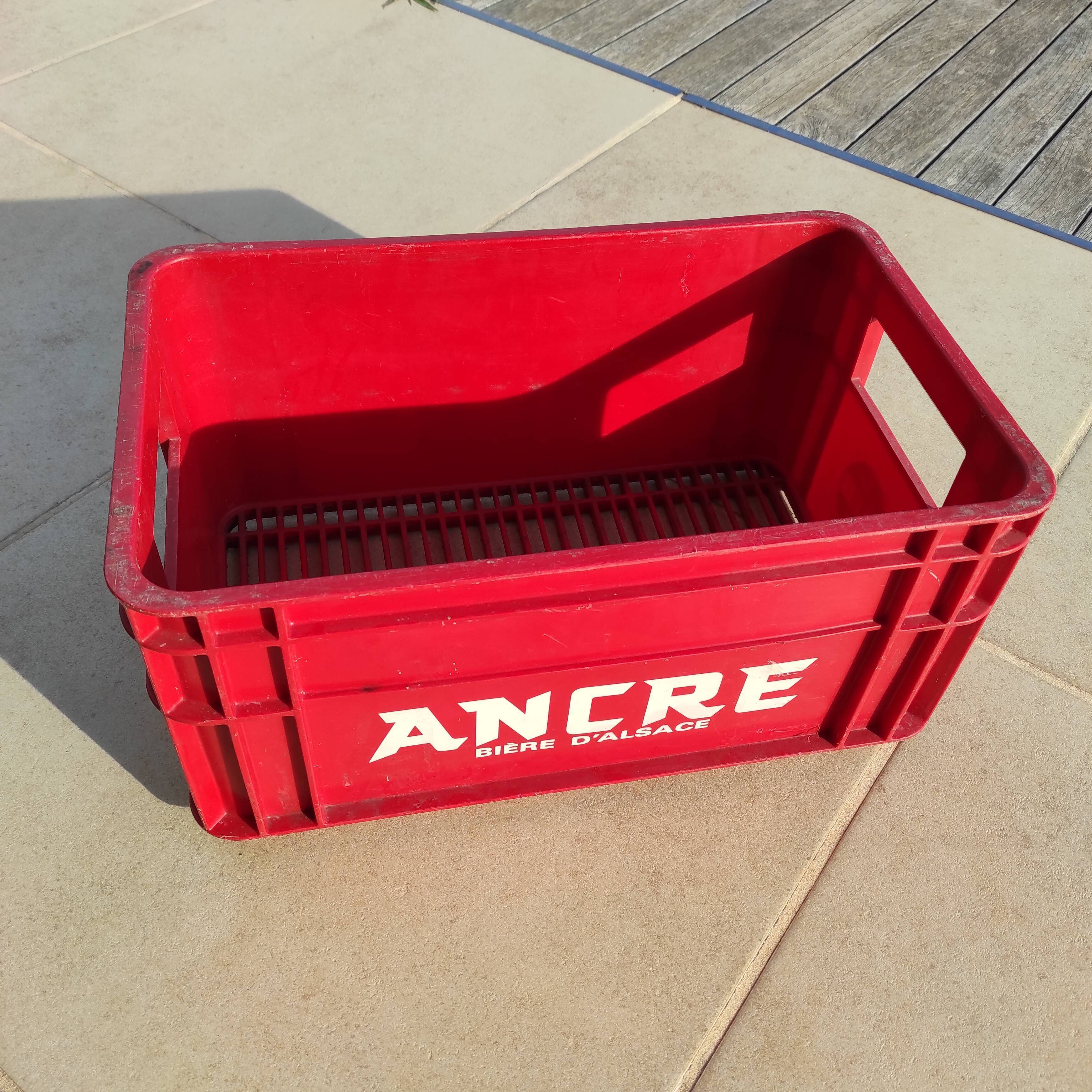 Vintage red plastic locker for 35 bottles of 25 cl anchor beer
