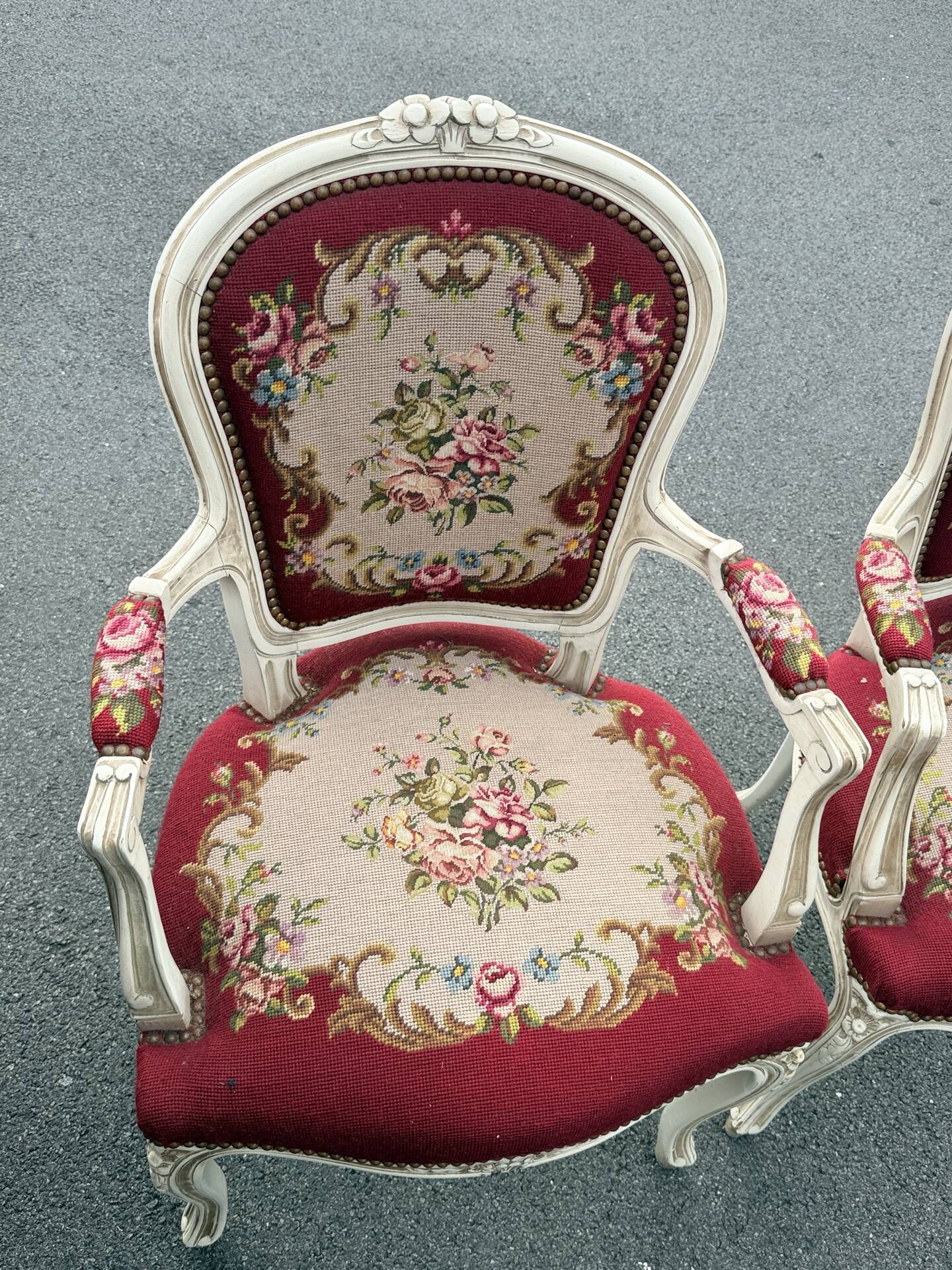Pair of Louis XV style armchairs - Carved wood and floral upholstery