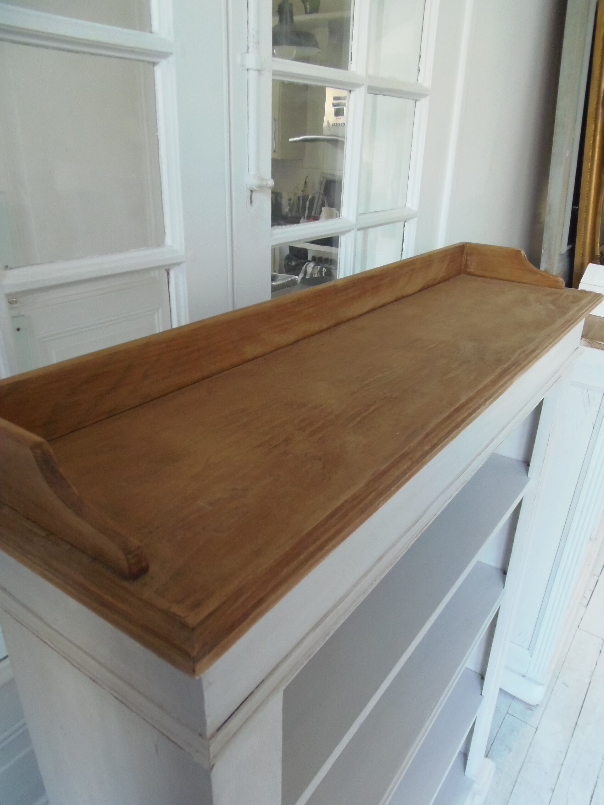 Old patinated pearl gray library, wooden top, composed of 3 adjustable shelves.