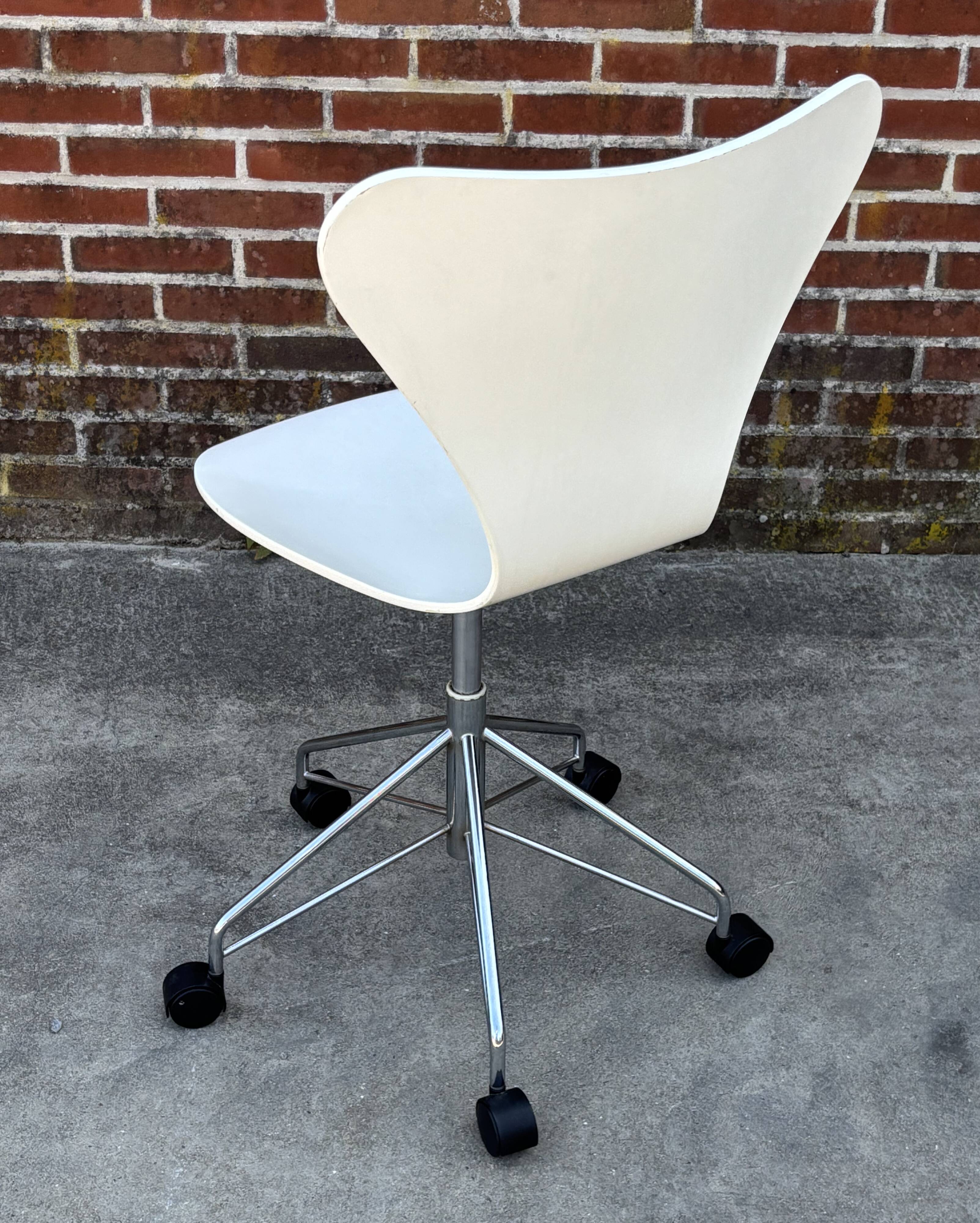 Vintage Desk Chair 3117 by Arne Jacobsen for Fritz Hansen in White