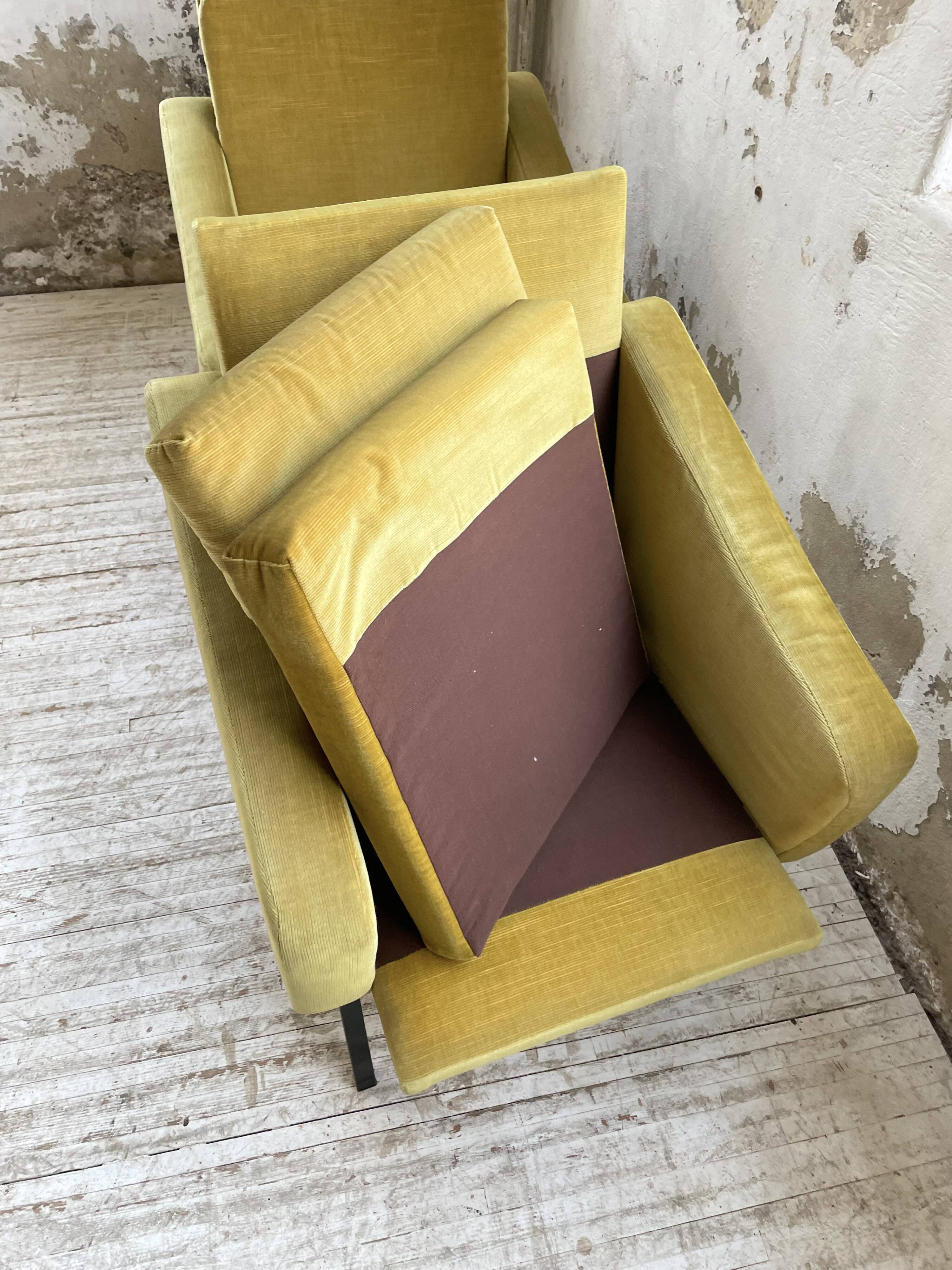 Paire de chauffeuses fauteuils vintage velours jaune