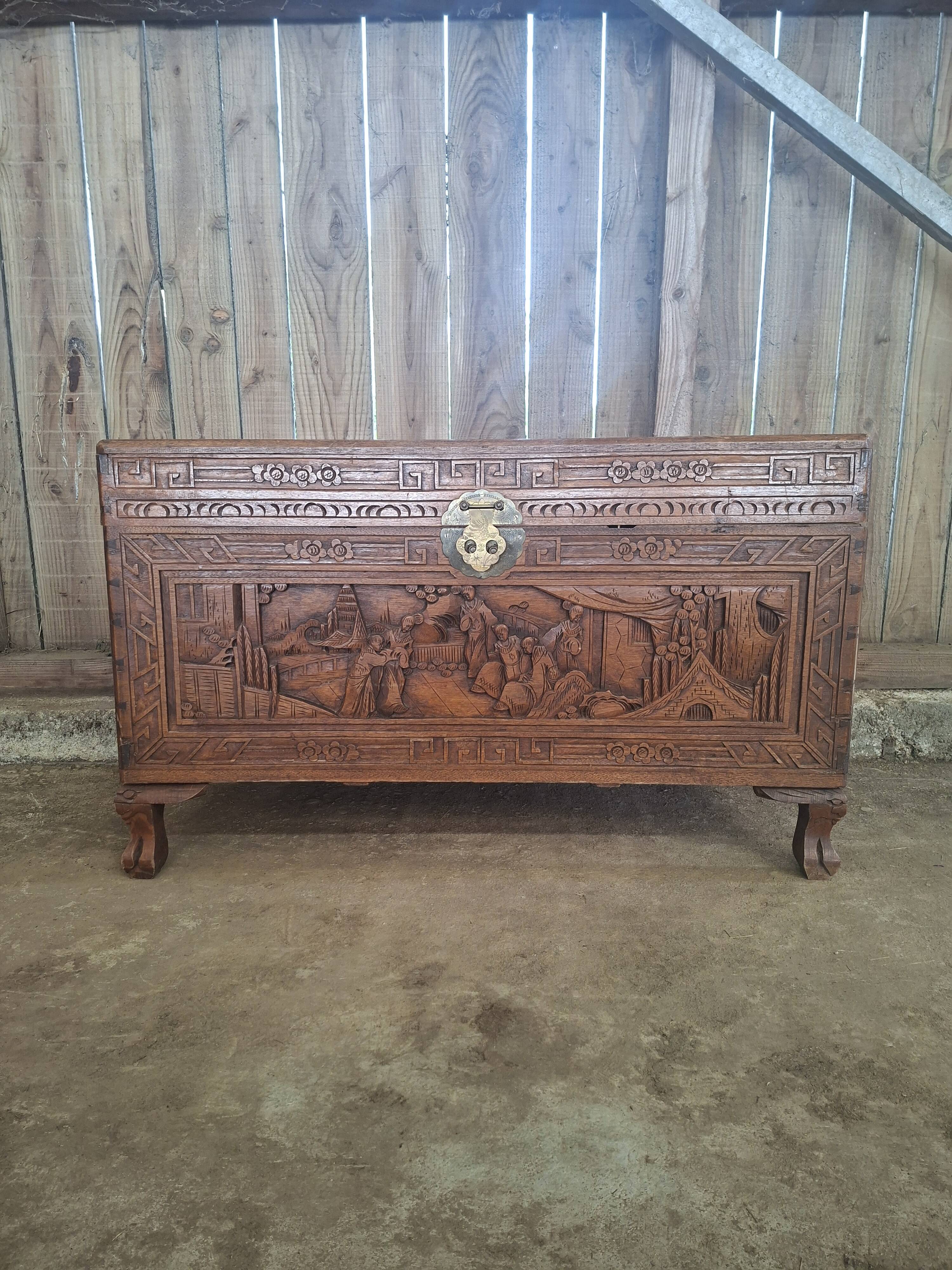 Asian chest from the 20th century made of camphor wood (omb)