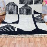 Traditional handmade Beni Ourain Berber rug, size 140 x 260 cm.