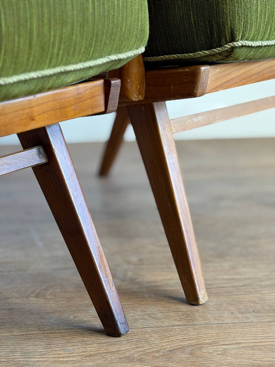 Paire de fauteuils vintage en bois et tissu