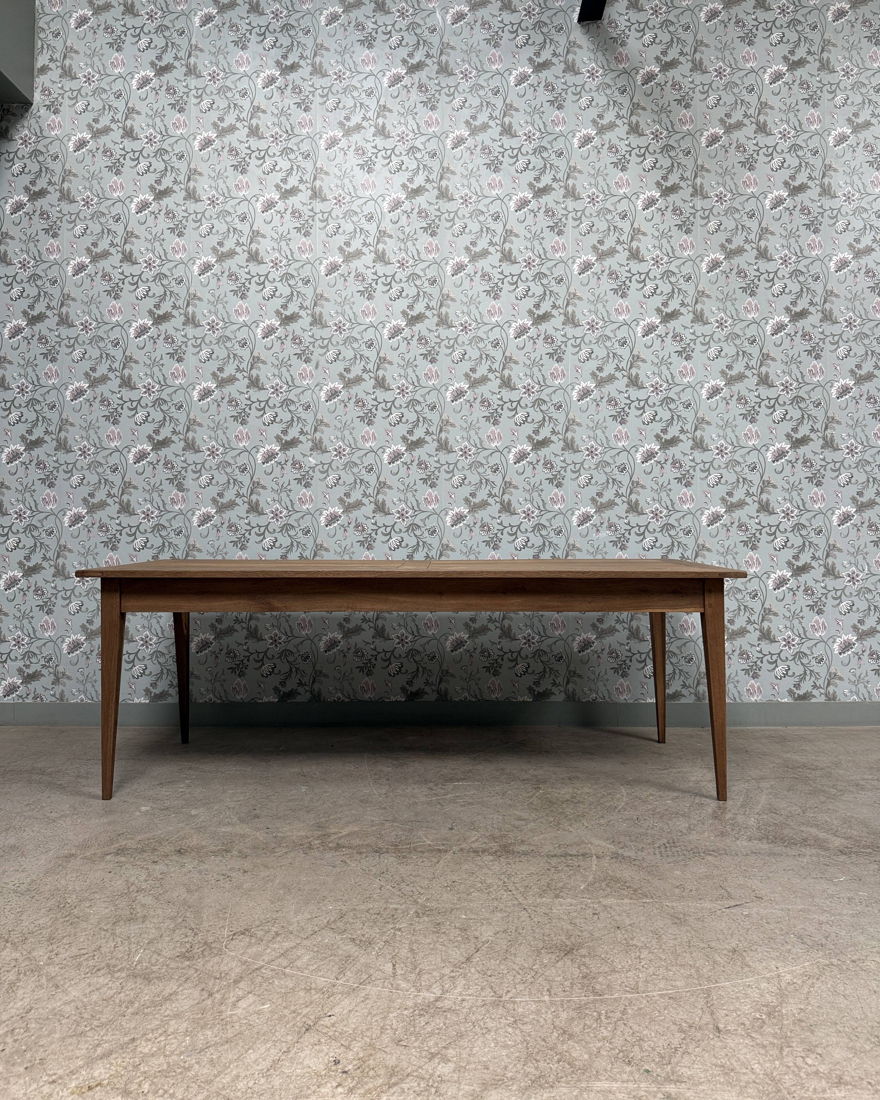 Large dining table in solid oak (renovated)