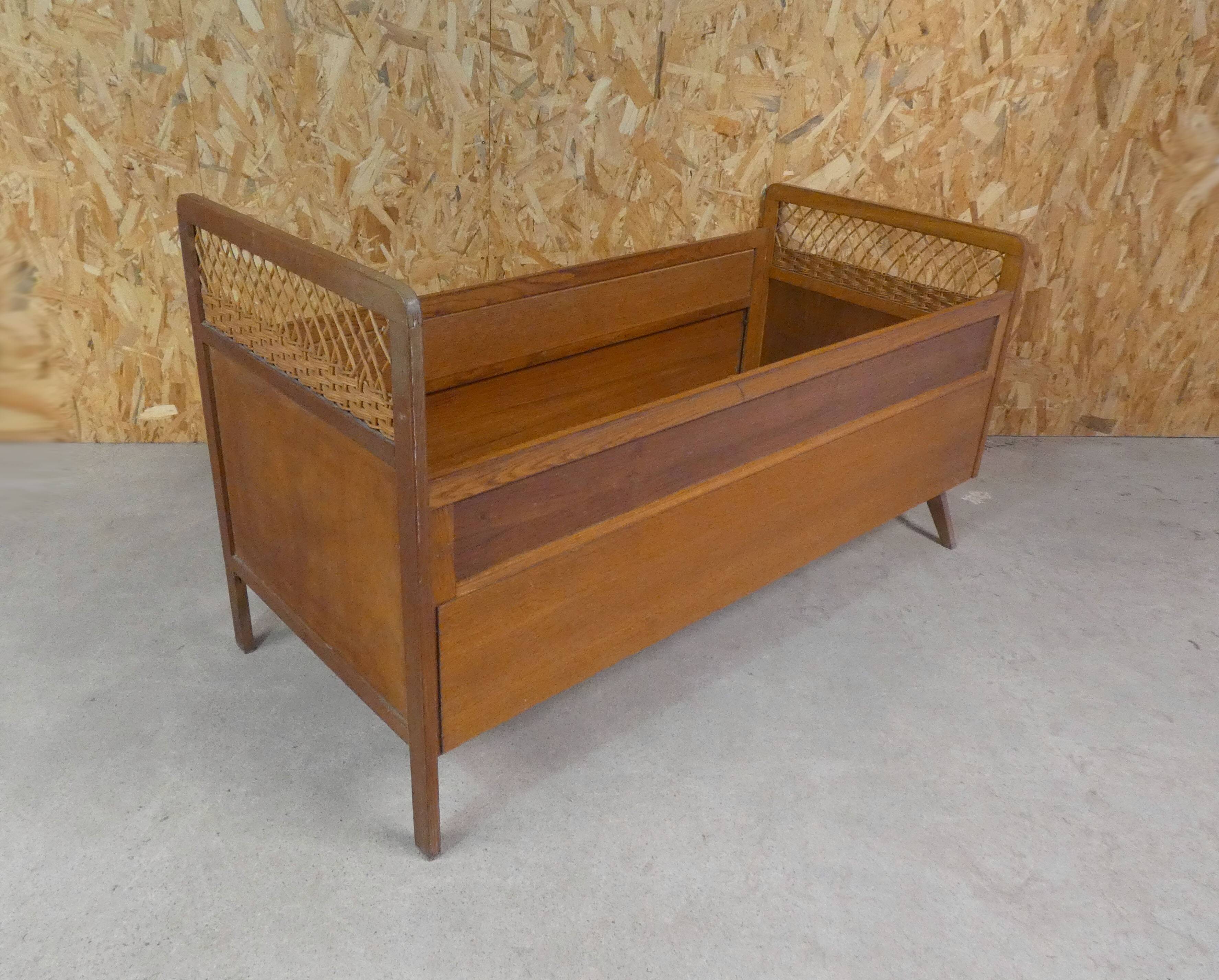 Vintage rattan and wood bed for children's compass feet