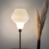 Lampe à poser avec un abat-jour vintage ancien en verre blanc, comme un origami et un pied doré