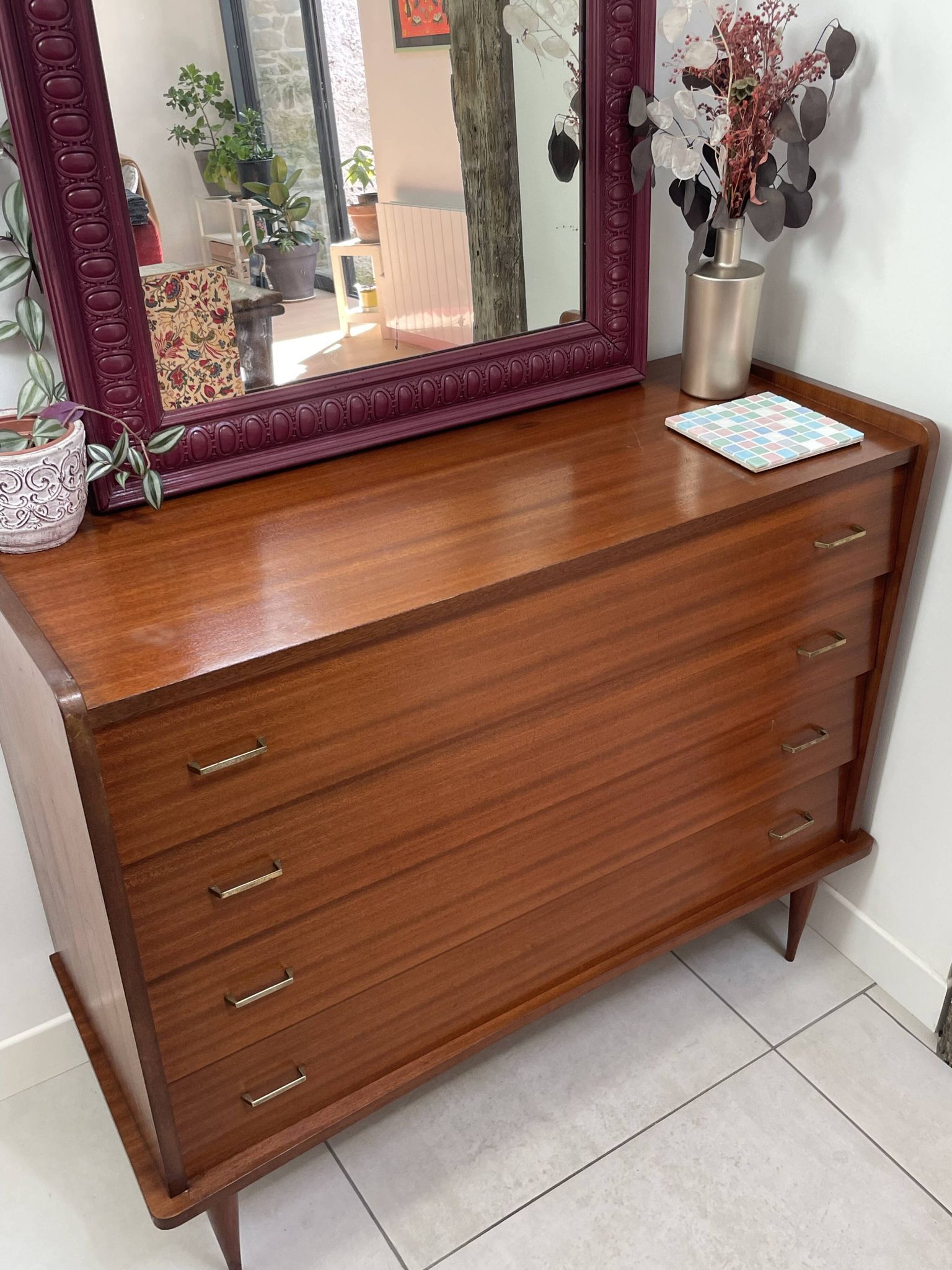 Vintage chest of drawers with 4 drawers and tapered legs by Simmob (1960s/1970s)