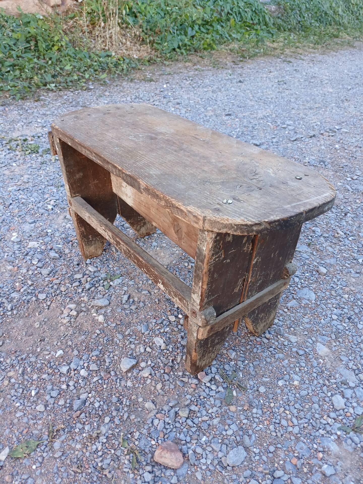 Petit tabouret en bois très ancien 