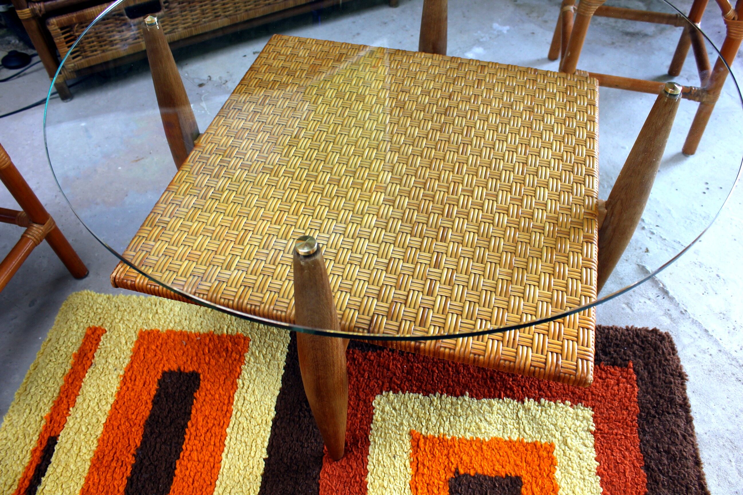 Vintage coffee table in woven wicker and rattan glass from the 60s/70s