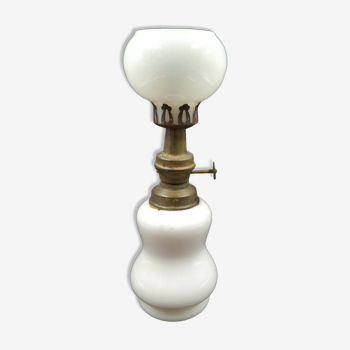 Lampe à pétrole en opaline blanche