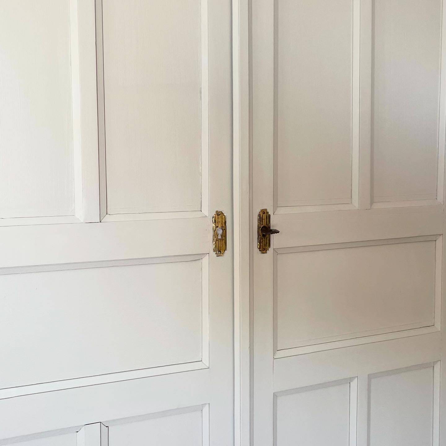 Armoire parisienne beige