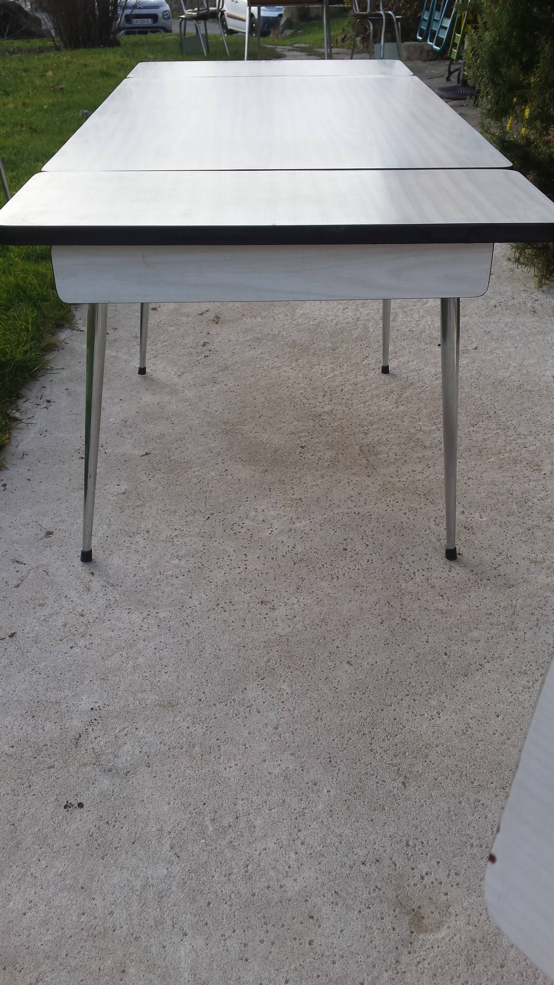 Table and 4 chairs in white formica