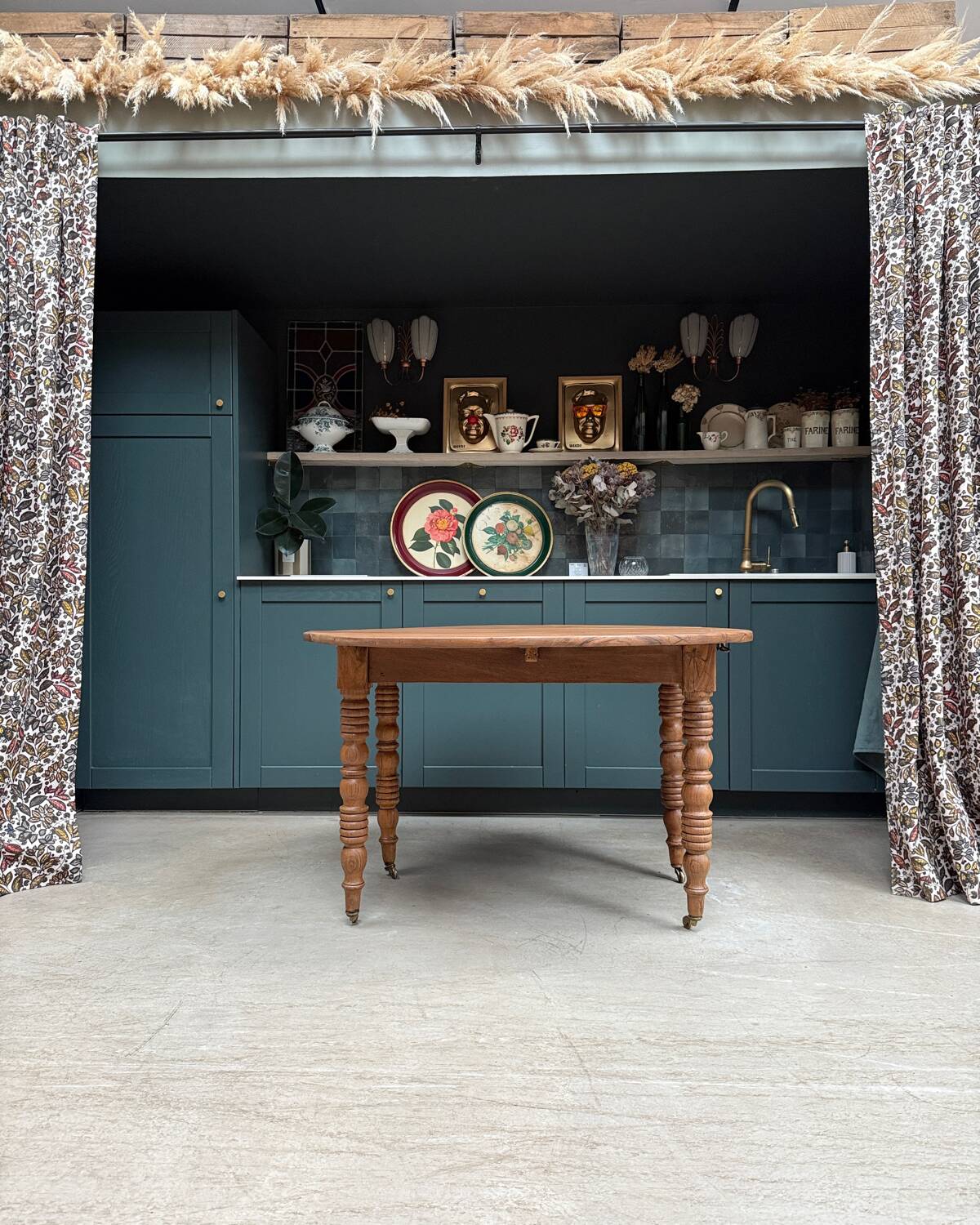 Extendable round table with turned legs (renovated)