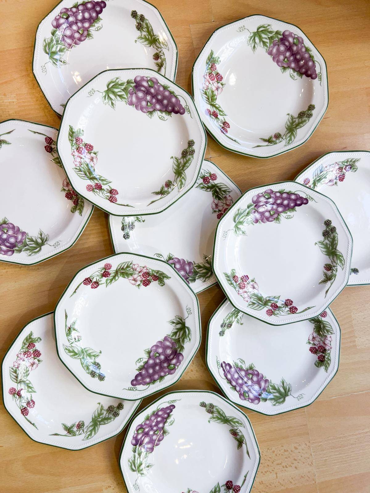 11 dessert plates Churchill - England