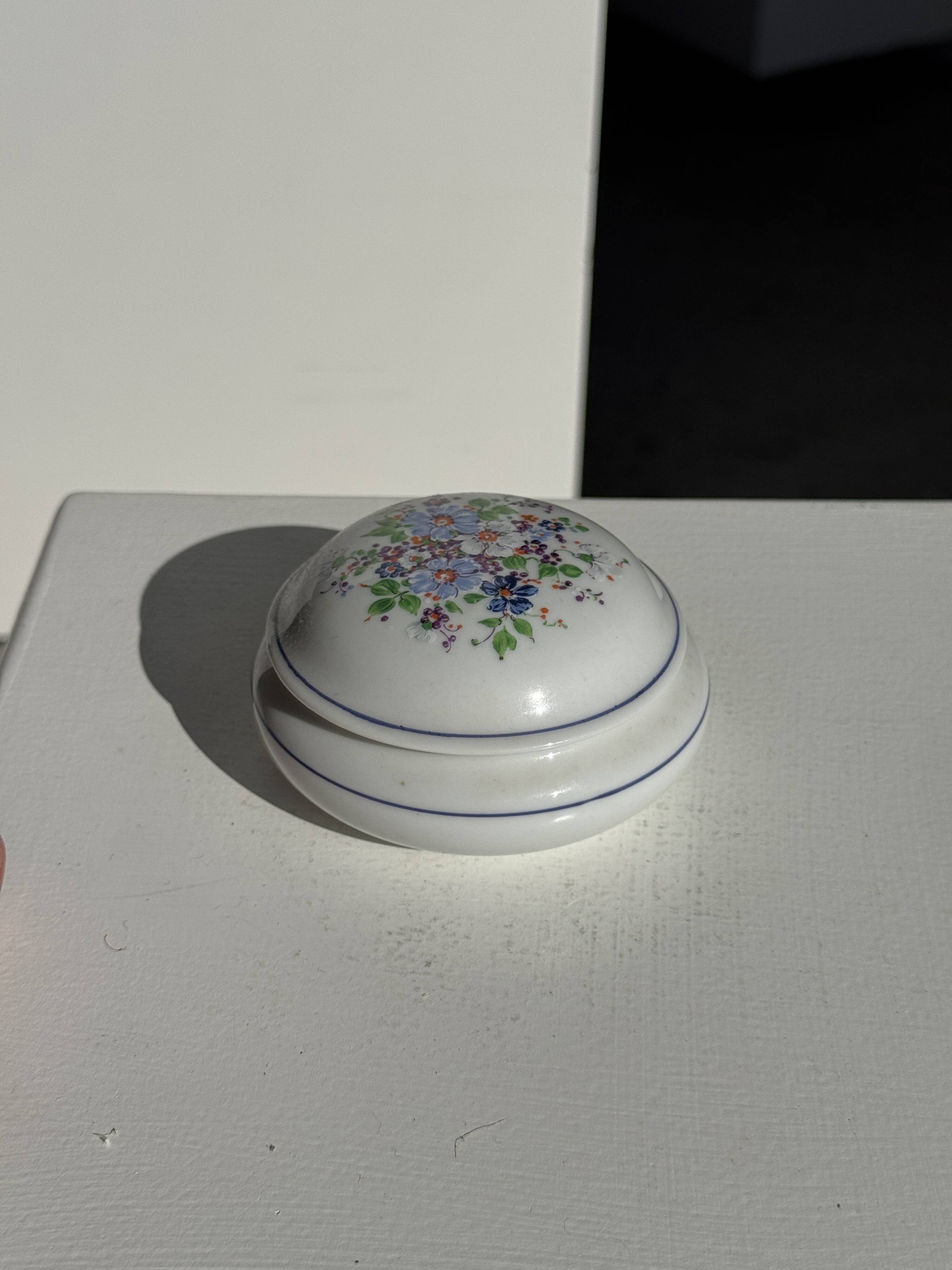 Porcelain bonbonnière with a lid decorated with flowers D10