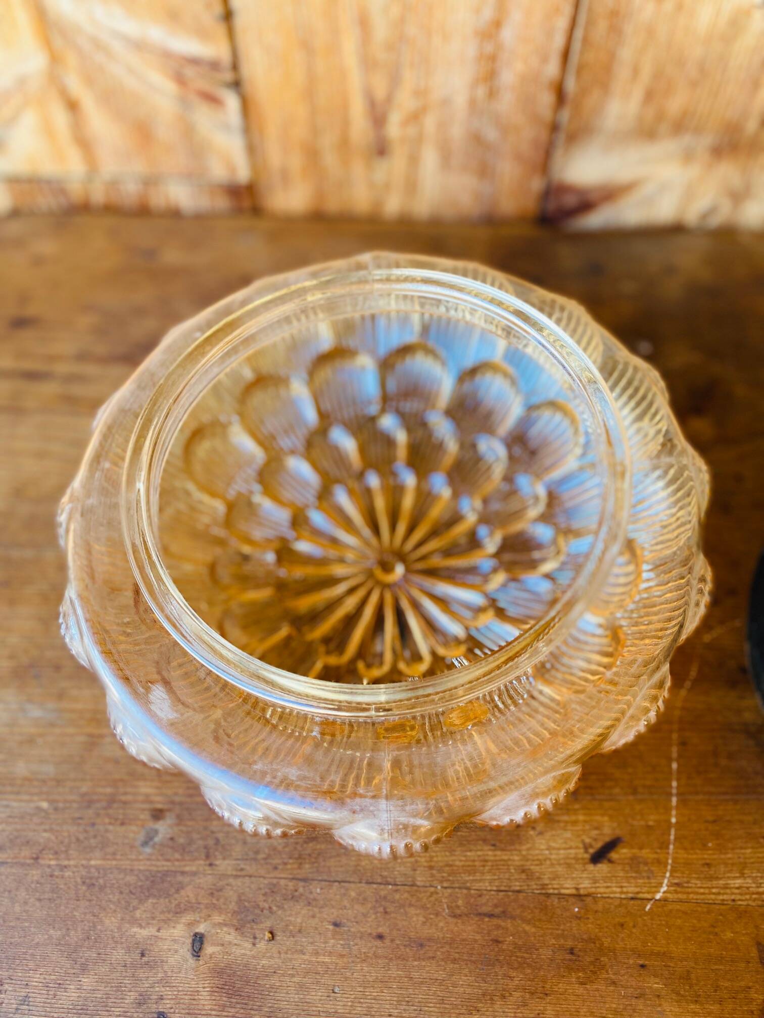 Plafonnier en verre moulé ambré vintage.
