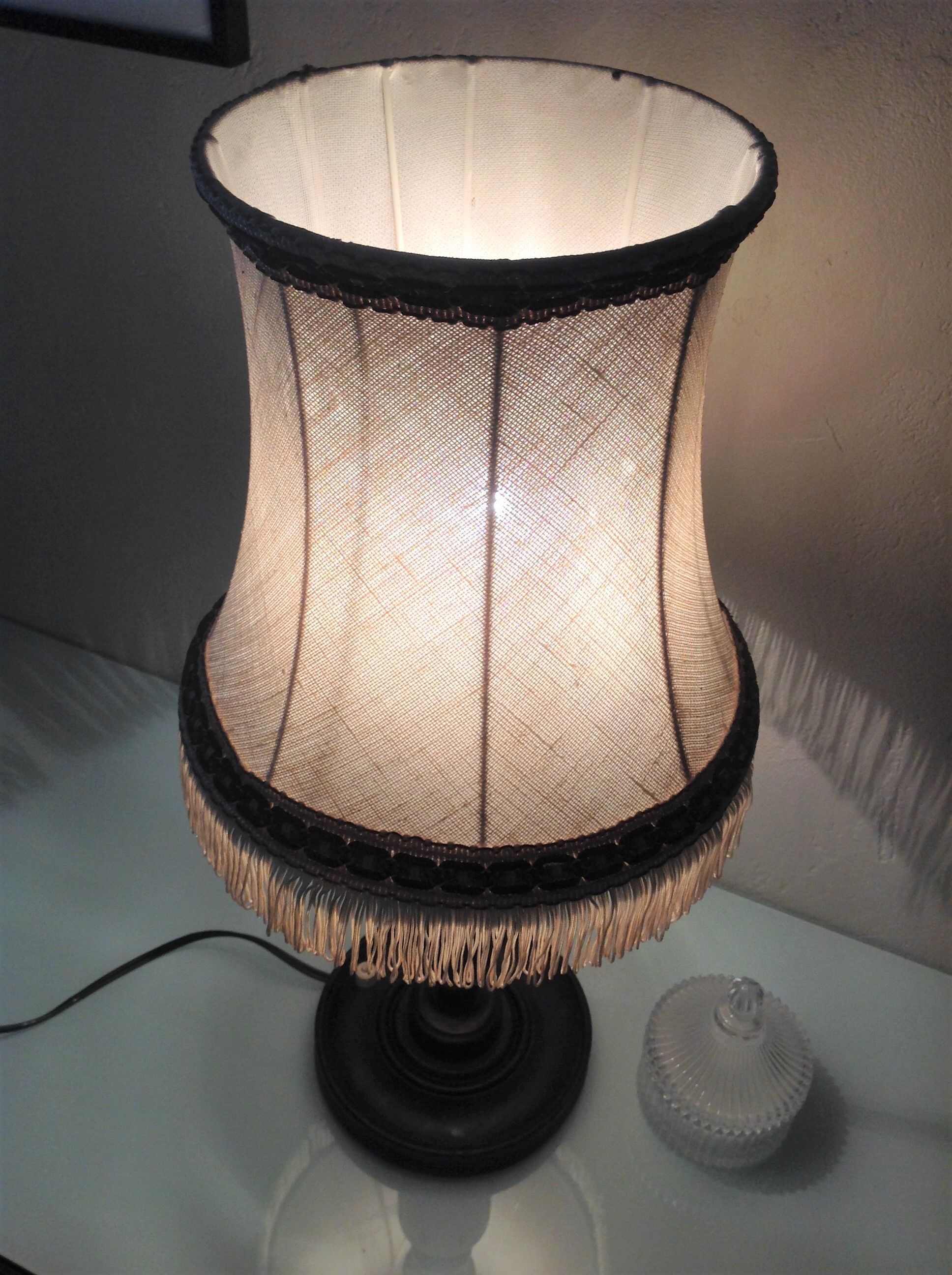 Lampe en bois tourné et abat en tissu beige style art déco / années 40-50