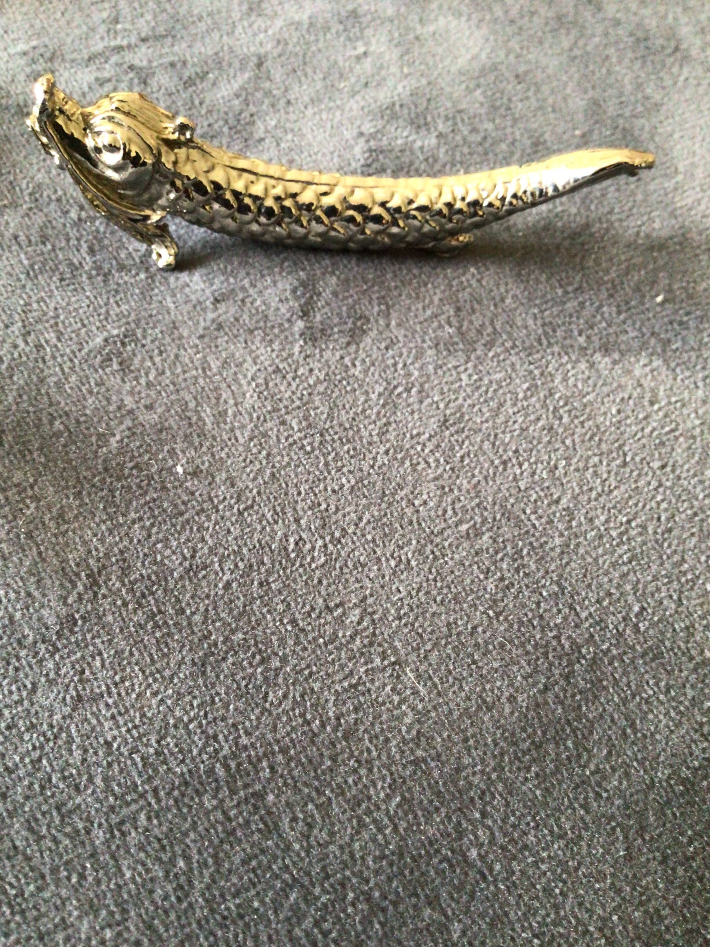 Fish knife holders