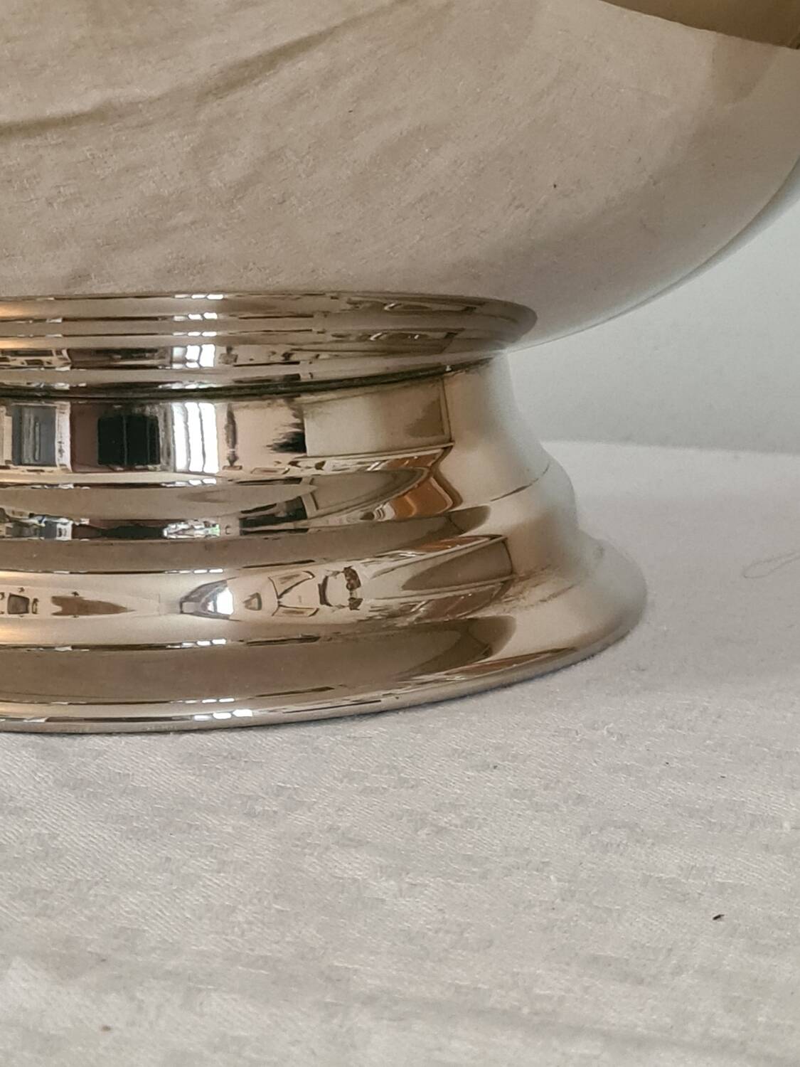 Silver metal champagne basin