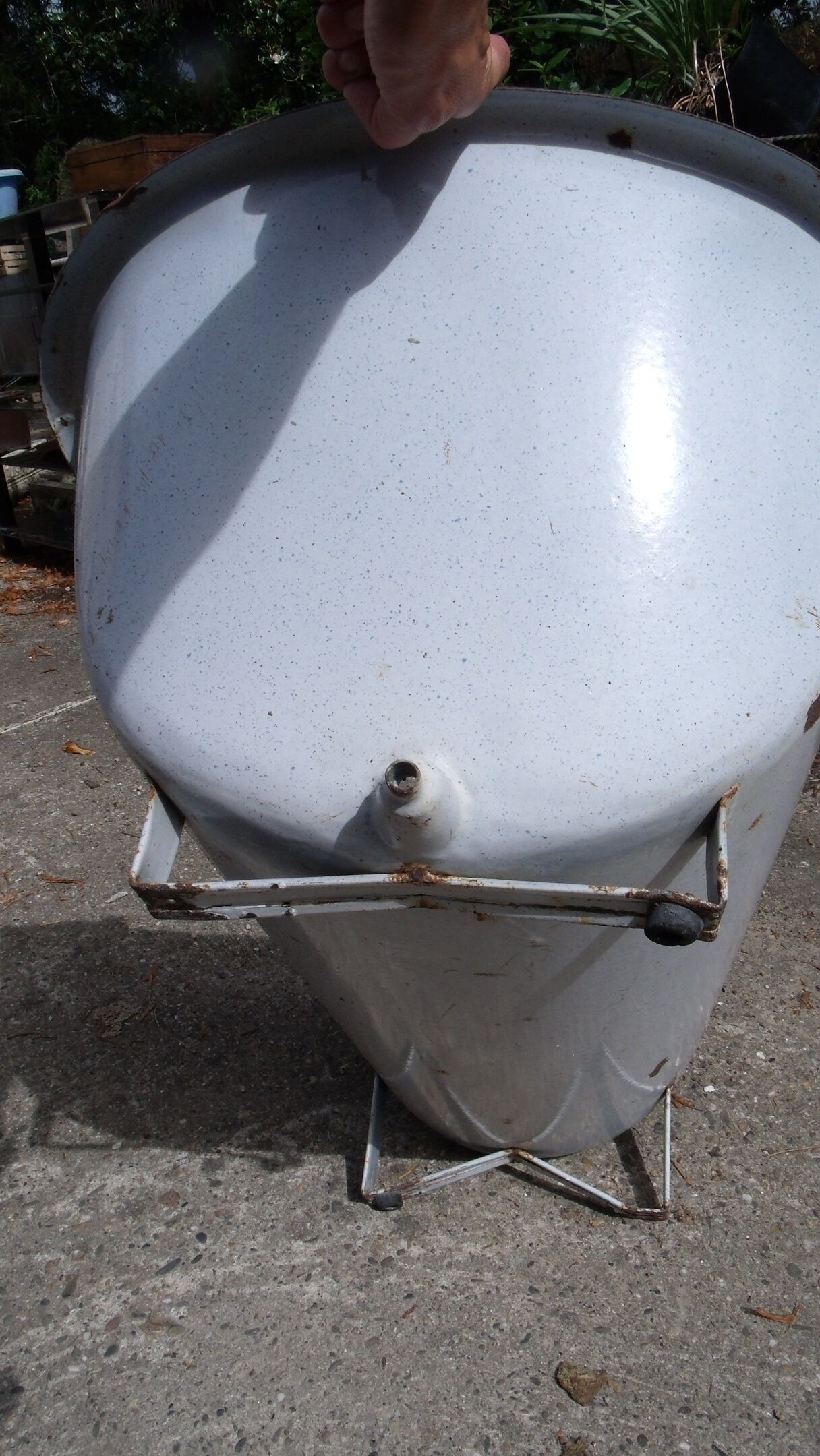 Small children's bathtub in enamelled metal