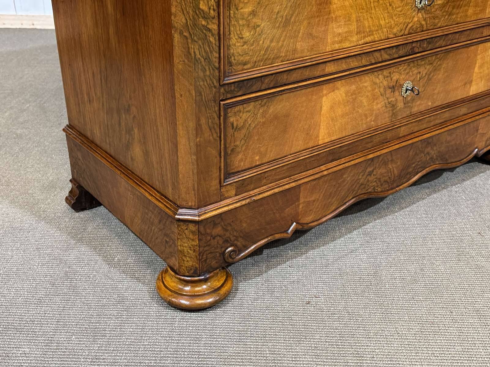 Napoleon III commode in walnut, fir and white marble from the 19th century.